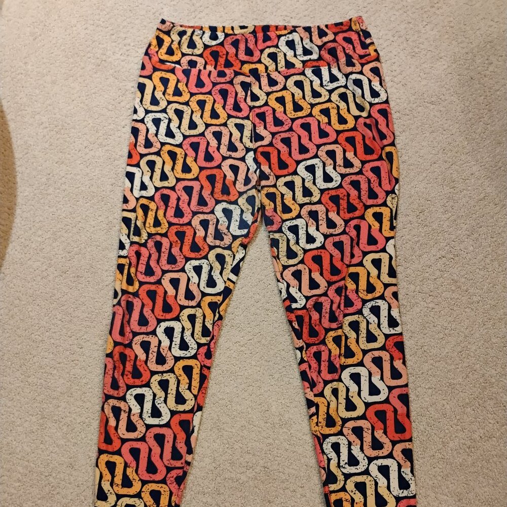 LulaRoe Tall & Curvy geometric Leggings!!!